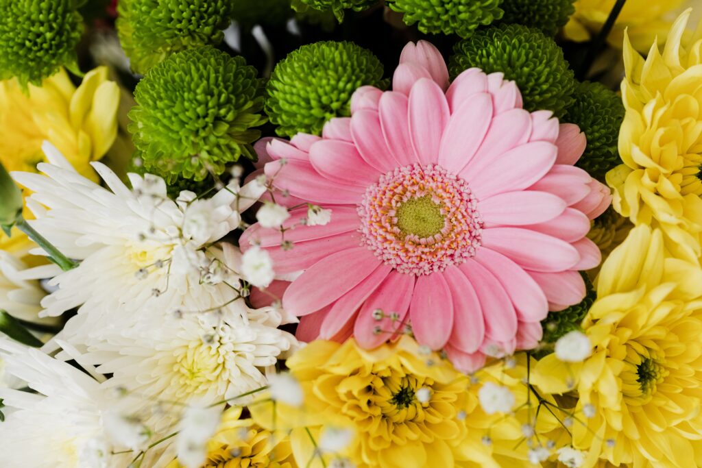 A bouquet with a pink gerbera daisy. 