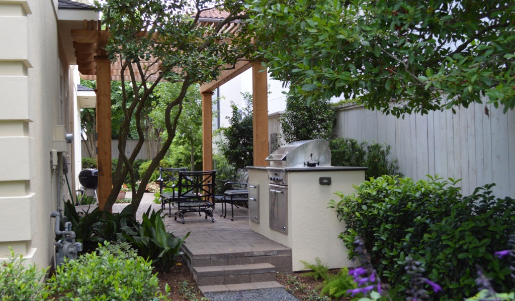 A custom-built outdoor kitchen design in Houston, Texas.